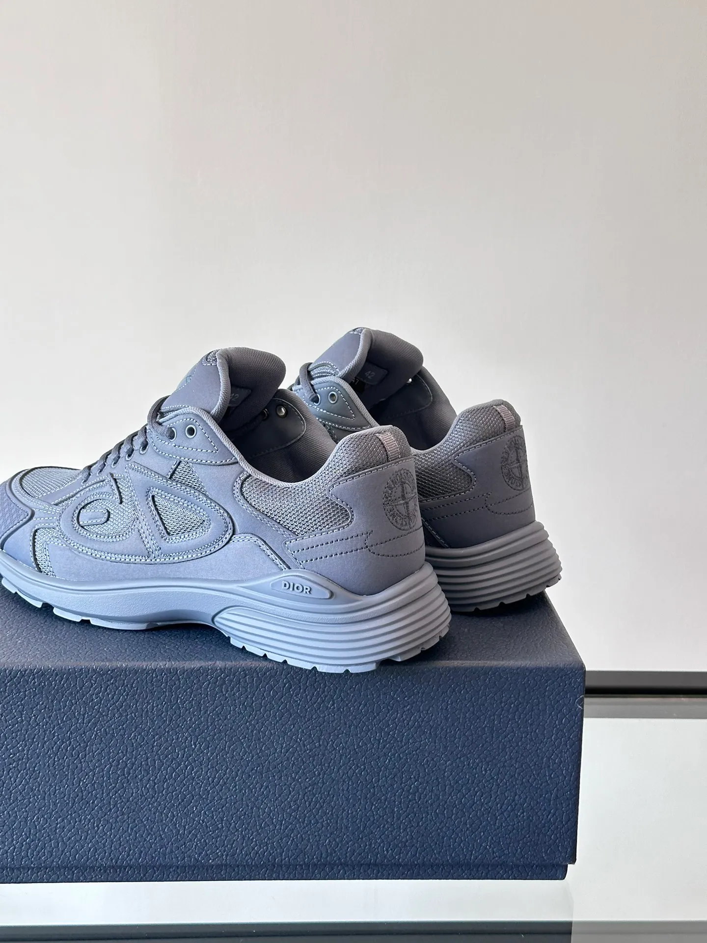 p400《Dio*》Dior B30 series sports shoes, multi-color mesh fabric and multi-color technical fabrics, this season's new B30 low-top sports shoes are one of the flagship styles of the series. Crafted from multicolor mesh and technical fabrics, it's finished with a reflective "CD30" graphic and silver-toned "DIOR B30" and "CD30" logos on the heel and tongue. An extra-light, sculpted rubber sole with signature accents adds style, while internal stretch details create ideal comfort. It can be matched with various casual styles to show a fashionable and modern sports style. Size: 38-44 (45-46 customized)